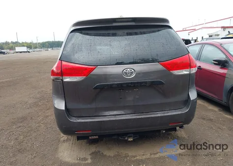 2012 Toyota Sienna Base 7 Passenger z USA, uszkodzony, nr VIN 5TDKA3DC8CS016671